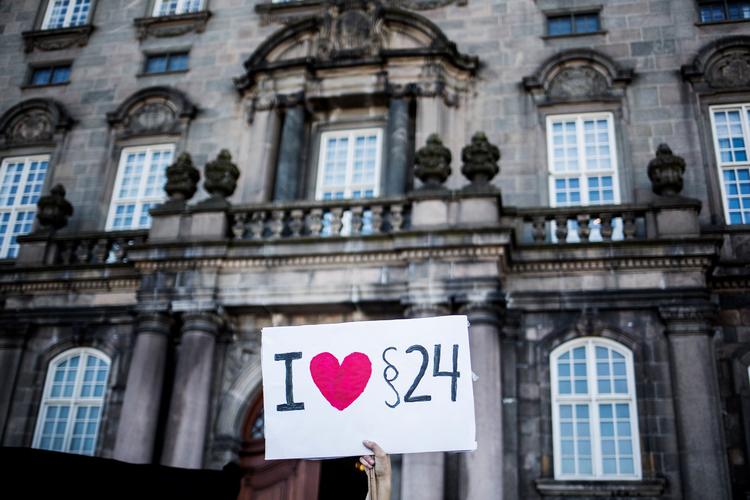 Under navnet 'Mørklægningsministeriet' demonstrerede omkring 2.000 personer tilbage i 2013 mod den nye offentlighedslov, der trådte i kraft i 2014. Her blev den omstridte paragraf 24 udsat for en vis ironi. 