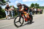 Richie Porte i sin aerodynamiske stil på vej mod sejren på enkeltstarten. Foto: ASO/A. Broadway. 