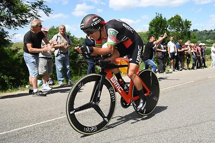 Richie Porte i sin aerodynamiske stil på vej mod sejren på enkeltstarten. Foto: ASO/A. Broadway. 
