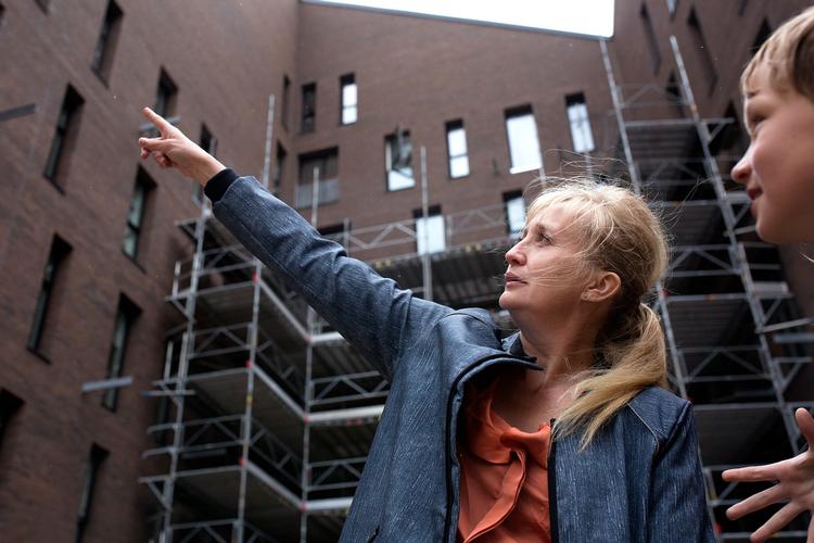 Lena Sabier og børnene Emil, Erika og Elias flytter til september ind i et nyt, svanemærket byggeri i Hillerød.  