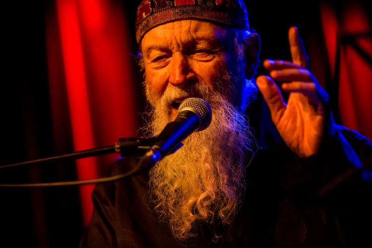 Vokal. Den 81-årige Terry Riley improviserede og sang på både indisk og engelsk i Bremen.  