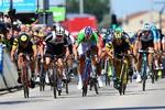 Phil Bauhaus (nr. 2 fra venstre) spurter sig til sejren på 5. etape tæt presset af Arnaud Démare (i grøn trikot). Foto: ASO/A. Broadway. 