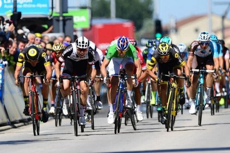 Phil Bauhaus (nr. 2 fra venstre) spurter sig til sejren på 5. etape tæt presset af Arnaud Démare (i grøn trikot). Foto: ASO/A. Broadway. 