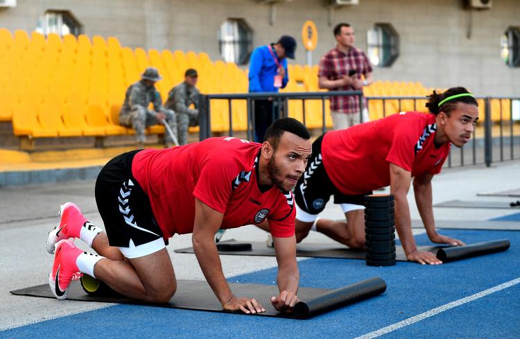 Martin Braithwaite sammen med Yussuf Poulsen på træningsbanen i Almaty. 