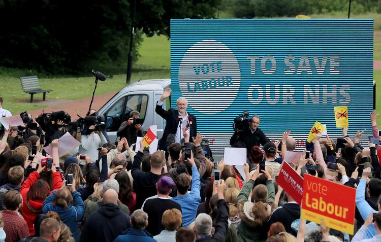 Jeremy Corbyn fik et godt britisk valg torsdag, og hans parti blev næsten lige så stort som Theresa Mays konservative. Havde det stået til vælgere i resten af verden, havde han vundet klart. 