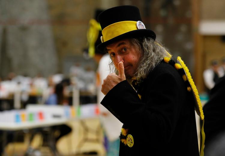 Et medlem af 'The Monster Raving Loony Party' er synlig tilfreds med valgets udvikling i Storbritannien.  