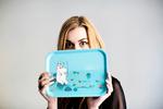 Mumitroldene storsælger ikke bare som børnelitteratur – de er også blevet en designsucces. Den danske sangerinde og Eurovision-vinder, Emmelie de Forest, er for eksempel glad for køkkenting med de kære, buttede væsener som motiver. Arkivfoto Miriam Dalsgaard