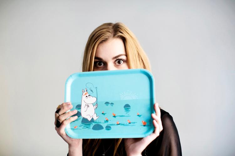 Mumitroldene storsælger ikke bare som børnelitteratur – de er også blevet en designsucces. Den danske sangerinde og Eurovision-vinder, Emmelie de Forest, er for eksempel glad for køkkenting med de kære, buttede væsener som motiver. Arkivfoto Miriam Dalsgaard