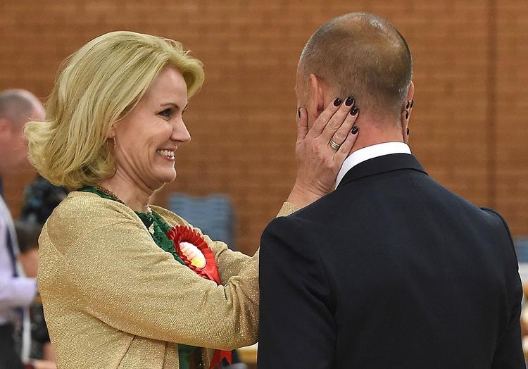 ARKIVFOTO. Helle Thorning-Schmidt med sin mand Stephen Kinnock ved stemmeoptællingerne tilbage i maj 2015. Kinnock er blevet genvalgt til det britiske parlament med 68,1 procent af stemmerne i Aberavon-valgkredsen i Wales.   