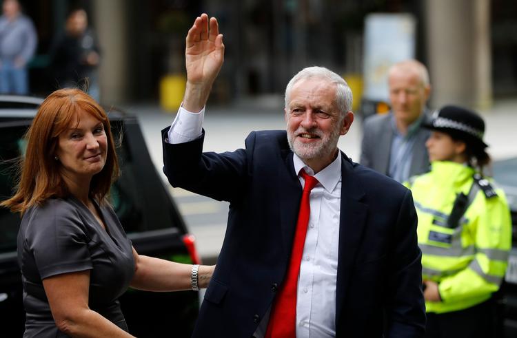 Jeremy Corbyns overraskende gode valg kan formentlig forklares med, at han formåede at få stemmer fra mange venstreorienterede briter, som normalt bliver hjemme på valgdagen.  