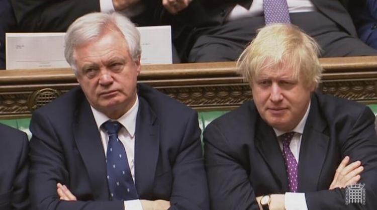 Brexitminister David Davis (t.v.) sår tvivl om, hvorvidt briterne vil forlade det indre marked. 