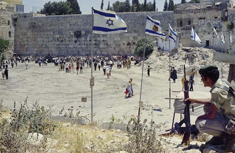 Billede af Grædemuren i Jerusalem anno 1967 under Seksdageskrigen.  