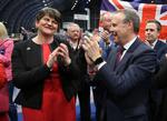 Vinderen. Arlene Foster leder Teresa May's nordirske støtte parti, Demokratiske Unionistiske Parti (DUP). Foster fejrede sejren hjemme i Belfast sammen med næstformanden, Nigel Dodds.

  