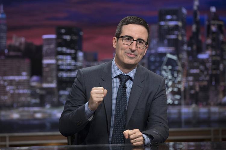 I sit amerikanske tv-show ’Last Week Tonight’ nærmest råbte briten John Oliver, at det britiske folk var »pissed off, men langtfra tvunget i knæ af tre gigantiske røvhuller. Aldrig i livet!«. 