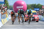 Jakob Fuglsang (yderst th.) presser de sidste kræfter ud i pedalerne over suser over stregen som vinder af 6. etape. Foto: ASO/A. Broadway. 