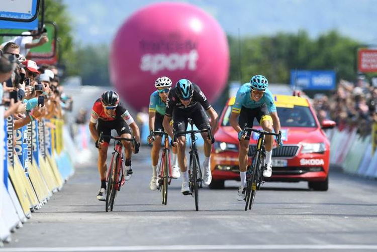 Jakob Fuglsang (yderst th.) presser de sidste kræfter ud i pedalerne over suser over stregen som vinder af 6. etape. Foto: ASO/A. Broadway. 