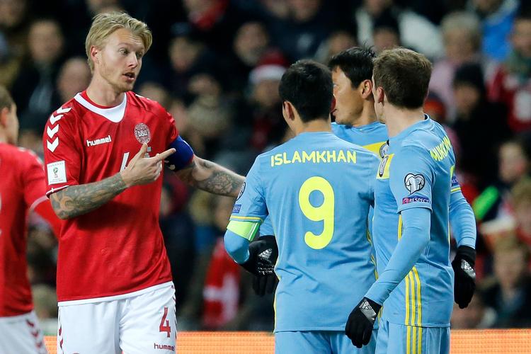 Simon Kjær (tv.) var anfører i Danmarks seneste kamp mod Kasakhstan, som blev vundet 4-1 i Parken. 