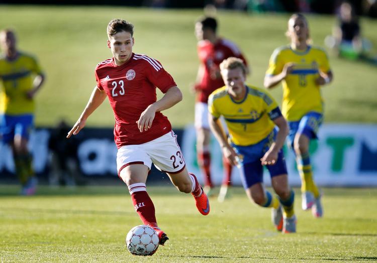 Arkivfoto: Andrew Hjulsager var blandt Danmarks bedste mod Sverige i U21-drengenes sidste test inden EM i Polen - her er han i aktion mod svenskerne i testkampen før slutrunden i 2015. 