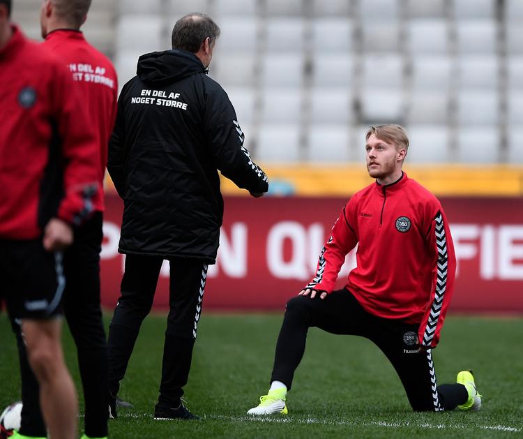 Simon Kjær er med i lørdagens startopstilling og skubber Andreas Christensen ud på bænken i Kasakhstan.  