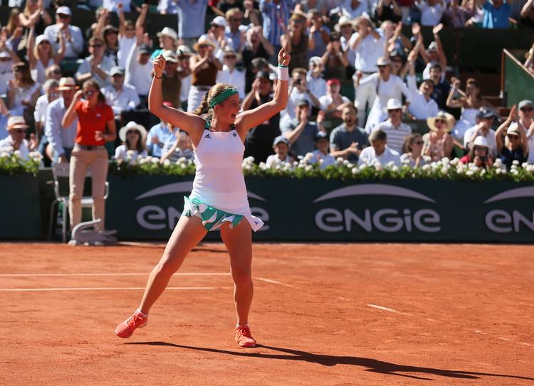 Jelena Ostapenko har skabt en kæmpe overraskelse ved French Open, hvor hun lørdag tog titlen efter sejr over rumænske Simona Halep. 