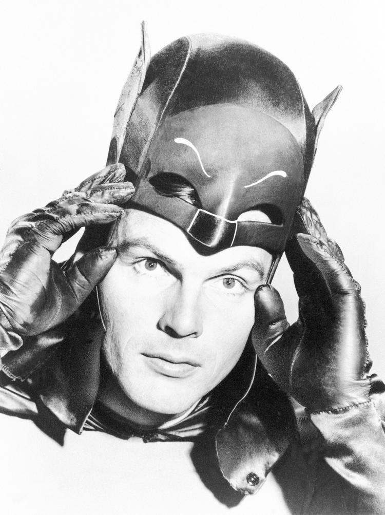 I rollen som den maske- og kappebærende Batman i tv-serien fra 1960'erne blev West kult, og skuespilleren blev så forbundet med superhelten, at han havde svært ved at få andre roller. 
