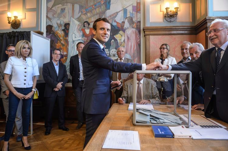 Kun halvdelen af vælgerne mødte op i går. Mange anså valget for afgjort på forhånd med en stor sejr til Macron. 2. runde finder sted på søndag. 
