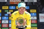 Jakob Fuglsang i den gule trøje og med trofæet som bevis for sejren i Critérium du Dauphiné. Foto: ASO/A. Broadway. 