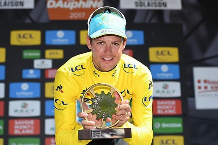 Jakob Fuglsang i den gule trøje og med trofæet som bevis for sejren i Critérium du Dauphiné. Foto: ASO/A. Broadway. 