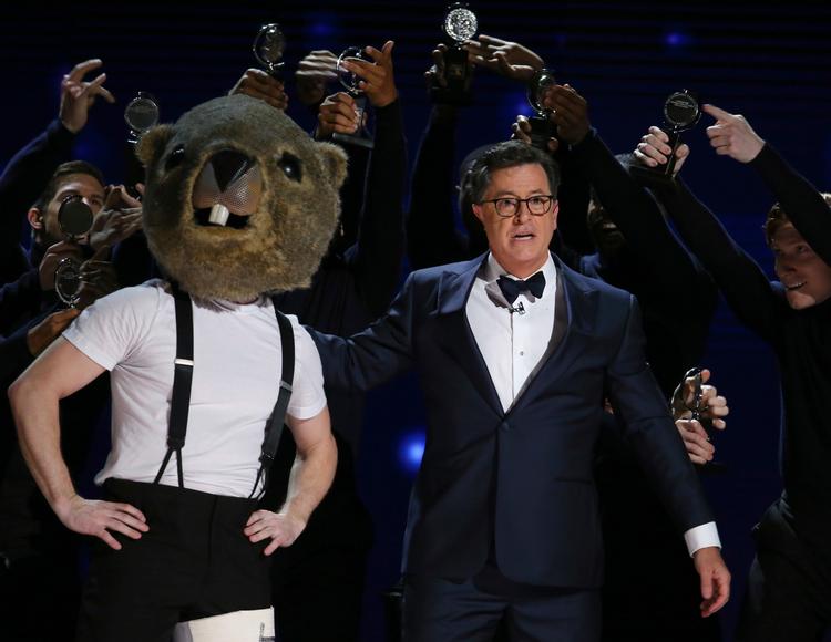 Stephen Colbert (t.h.) overrakte en pris og brugte anledningen til at sammenligne Donald Trumps foreløbige præsidentperiode med et teaterstykke. Til stor begejstring fra salen. Til venstre ses aftenens vært, Kevin Spacey.  