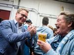 En af Jonas Kyhls mange uforudsete forpligtelser var at deltage i den improviserede oprykningsfest og hilse på Ole Olsen, der har fulgt Helsingørs bedste hold i 60 år. 