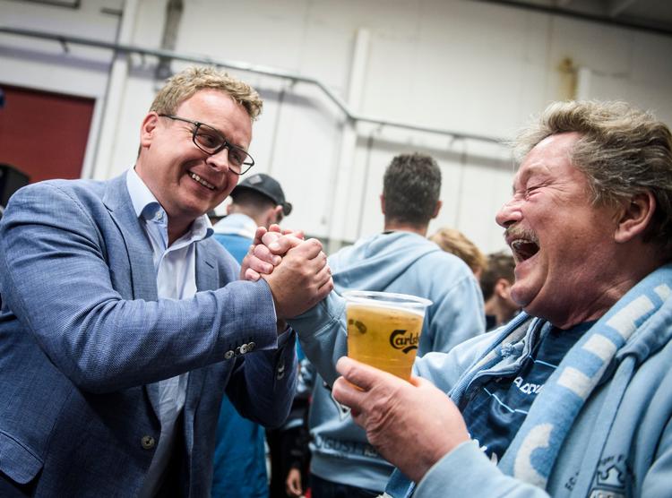En af Jonas Kyhls mange uforudsete forpligtelser var at deltage i den improviserede oprykningsfest og hilse på Ole Olsen, der har fulgt Helsingørs bedste hold i 60 år. 