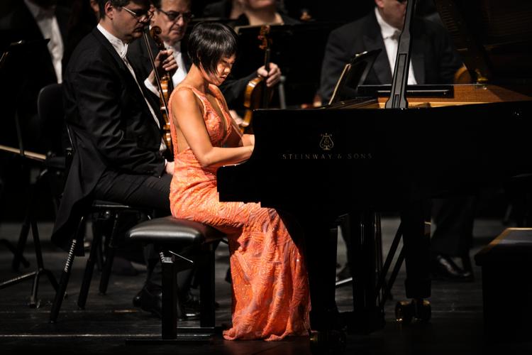 Kinesiske Yuja Wang i stram laksefarvet kjole var mere effektiv end nuanceret som solist i Brahms. 
