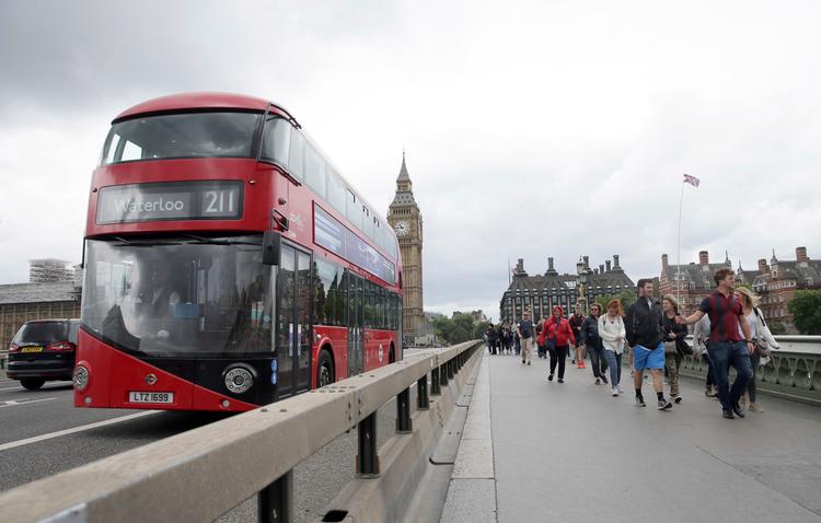 Solide autoværn på Westminster Bridge i London skal nu gøre det umuligt for køretøjer at komme op på fortovet og meje folk ned. Det er en af de mange sikkerhedsforanstaltninger i den britiske hovedstad efter flere terrorangreb i landet. 