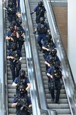 Bevæbnet politi i London efter angrebet 3. juni 2017 på London Bridge og Borough Market.
 (Dominic Lipinski/PA via AP) 