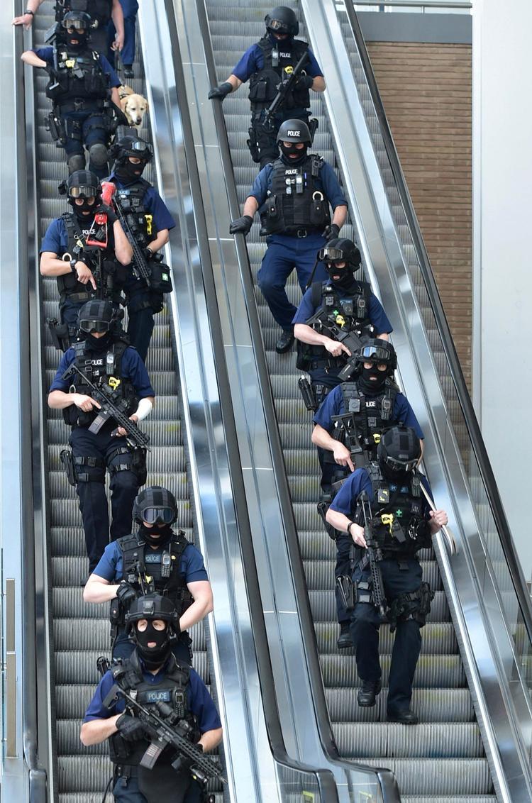 Bevæbnet politi i London efter angrebet 3. juni 2017 på London Bridge og Borough Market.
 (Dominic Lipinski/PA via AP) 