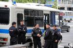 En masse politibusser omkranser demonstrationen i Moskva.  