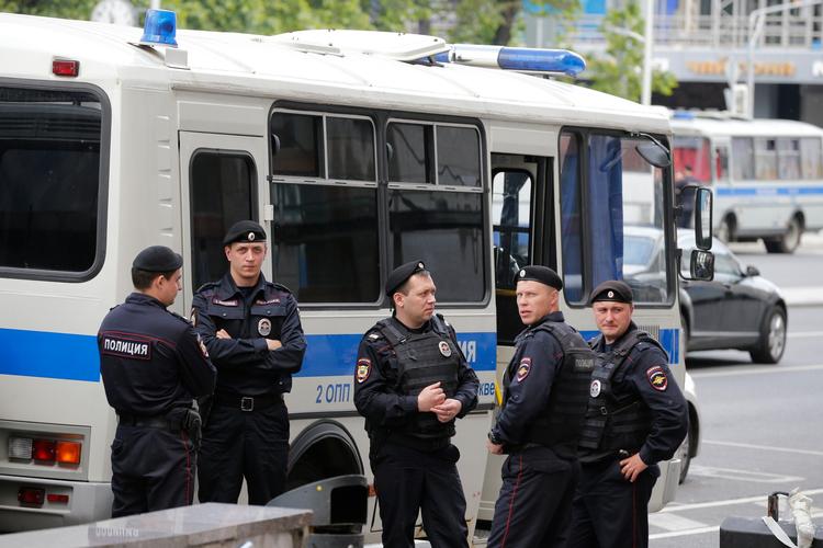 En masse politibusser omkranser demonstrationen i Moskva.  