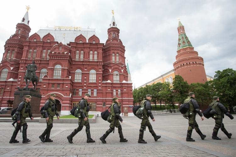 Mindst 200 demonstranter er anholdt i Moskva, hvor politiet er trukket i gasmasker.  