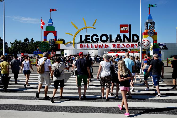 Ingen af de øvrige store forlystelsesparker i Danmark har et fast track-system som det, man bruger i Legoland.  Foto: Finn Frandsen