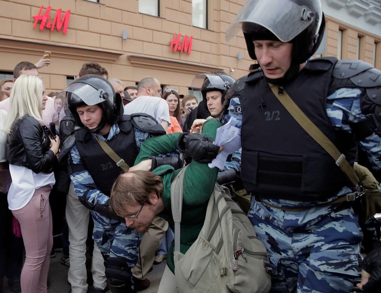 En af de mange arrestationer på Tverskaja-gaden i Moskva mandag eftermiddag.
 