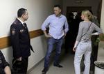 Aleksej Navalnij og hans hustru, Julia, taler sammen inden retsmødet i Moskva.  