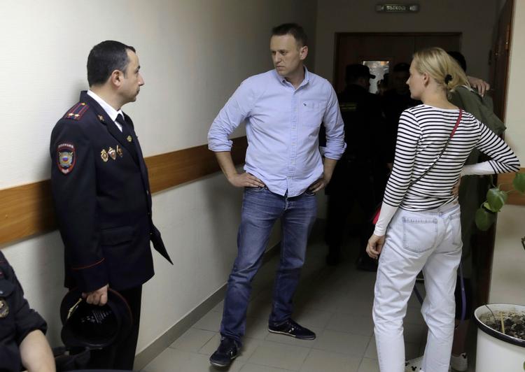 Aleksej Navalnij og hans hustru, Julia, taler sammen inden retsmødet i Moskva.  