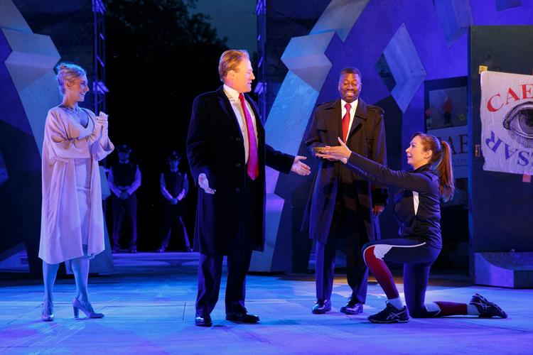 Tina Benko, tv., i rollen som Cæsars hustru. Gregg Henry, med rødt slips i Trump-længde, spiller rollen som Cæsar i The Public Theaters kontroversielle Shakespeare-opsætning. 