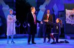 Public Theater i New York er for længst færdig med opsætningen af William Shakespeares 'Julius Cæsar', hvor kejseren, der bliver dræbt, har en slående lighed med den amerikanske præsident. Men det forhindrer ikke protesterne i at strømme ind. Også til andre teatre.  