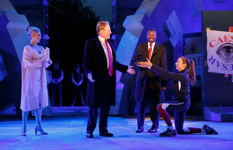 Public Theater i New York er for længst færdig med opsætningen af William Shakespeares 'Julius Cæsar', hvor kejseren, der bliver dræbt, har en slående lighed med den amerikanske præsident. Men det forhindrer ikke protesterne i at strømme ind. Også til andre teatre.  