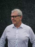 Som bilforhandler var det svært at låne penge, da Bjarne Papes eneste bank i 2011 gik konkurs. Det gav ham et tab på 1 mio. kr. 