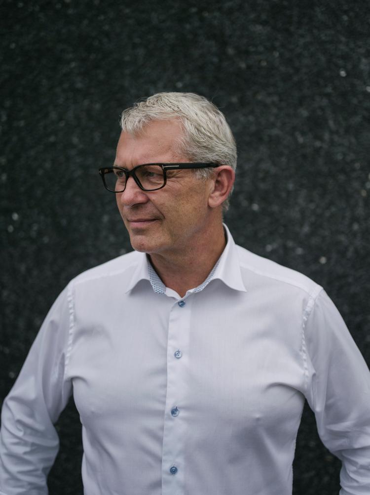 Som bilforhandler var det svært at låne penge, da Bjarne Papes eneste bank i 2011 gik konkurs. Det gav ham et tab på 1 mio. kr. 