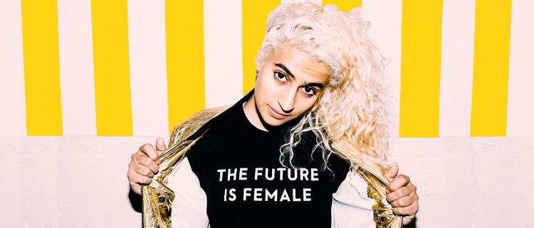Den feministiske rapper Madame Gandhi, der også spiller trommer for M.I.A., spiller koncert på Roskilde Festival. Men hun kommer også til at give et alternativt show på festivalens nye klub, KlubRå, der forener musik, kunst og performance.  