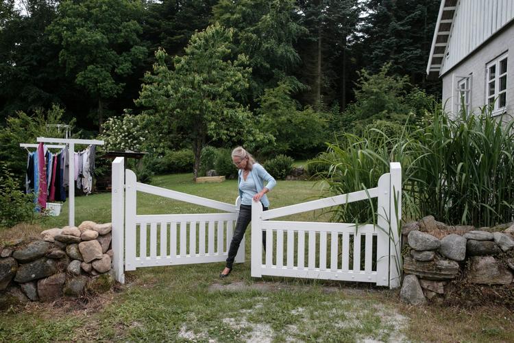 Sidste sommer fortalte Ingrid Heintz, hvordan hun mente at det var hendes alder, der gjorde udslaget, da hun fik afslag på et renoveringslån i banken, selv om hun havde en friværdi på  millioner i ejendommen Falkenhøjgard ved Birkerød. Derfor måtte hun finde pengene uden om banken.   
