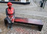 Kommunens folk arbejder i skrivende stund med at få rengjort statuen, så den kan være pæn til fødselarens 100-årsdag onsdag.  